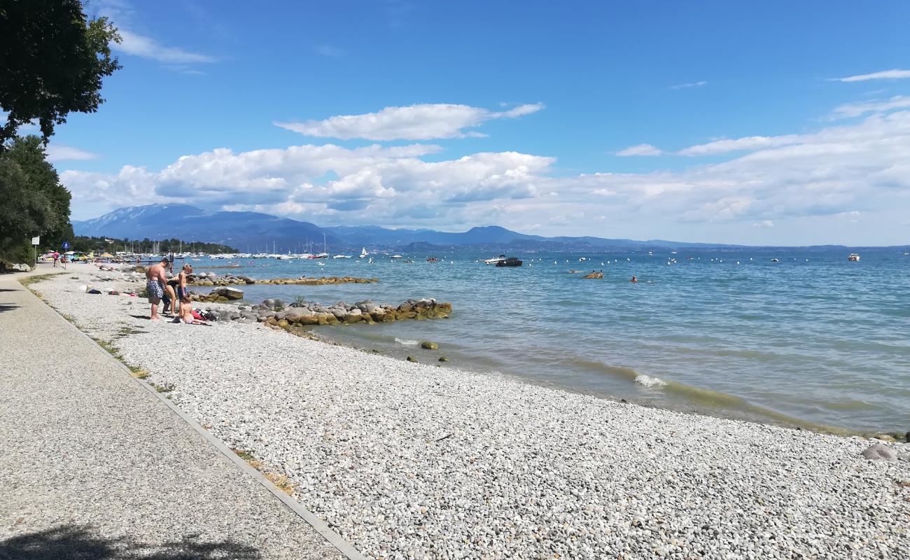 Padenghe Beach'in fotoğrafı küçük gri çakıllar yüzey ile