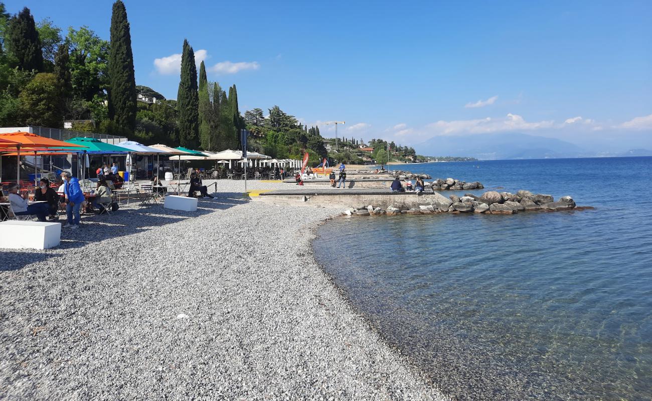 Spiaggia Padenghe sul Garda'in fotoğrafı küçük gri çakıllar yüzey ile