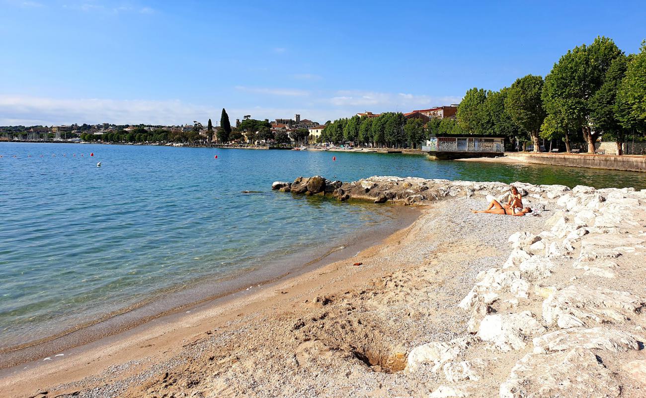 Desenzanino Plajı'in fotoğrafı gri ince çakıl taş yüzey ile