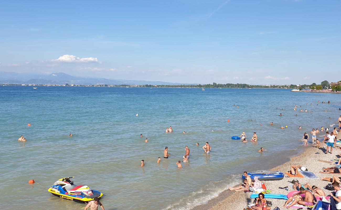Spiaggia Cala de Or'in fotoğrafı çim yüzey ile