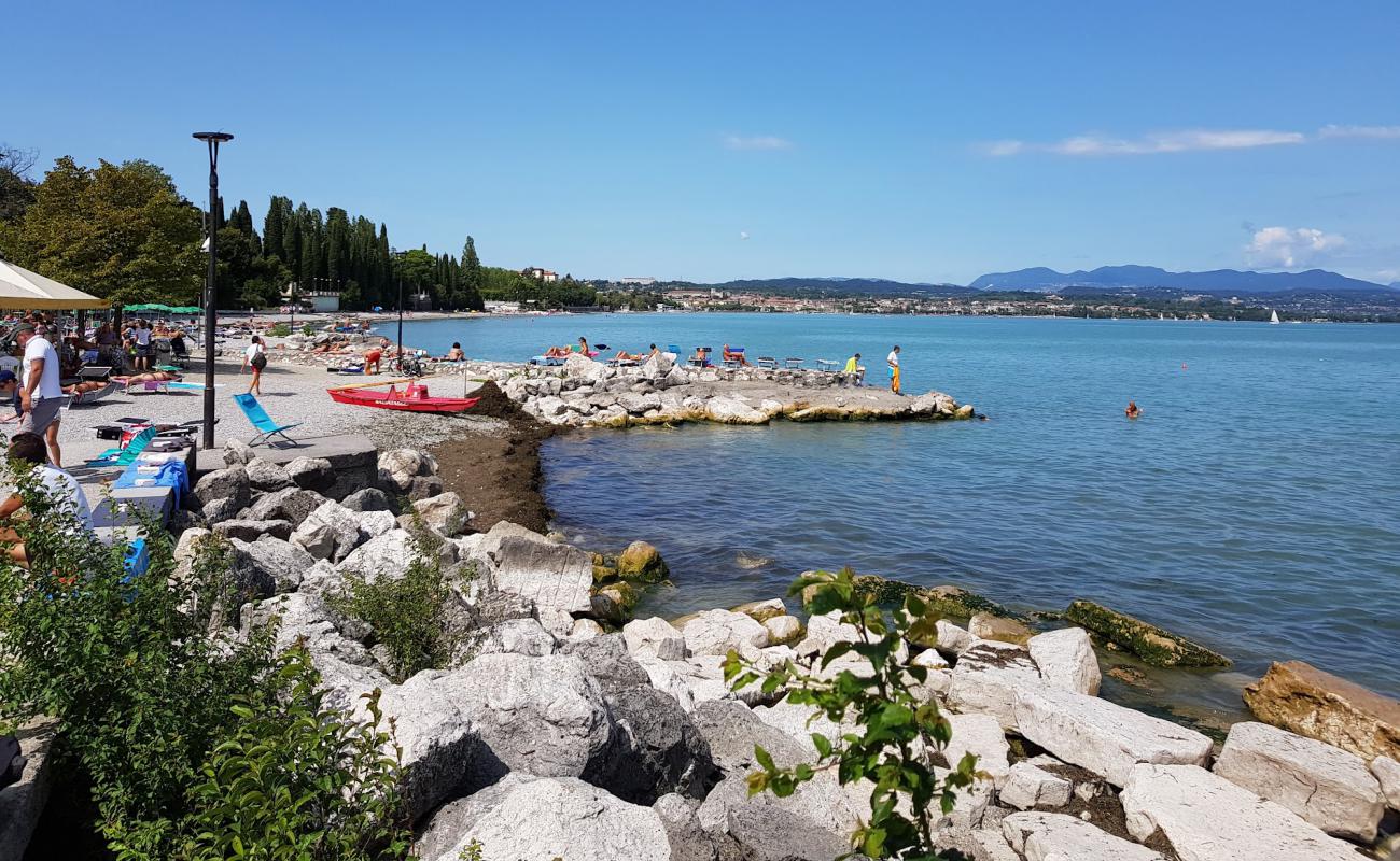 Spiaggia di Rivoltella'in fotoğrafı küçük gri çakıllar yüzey ile