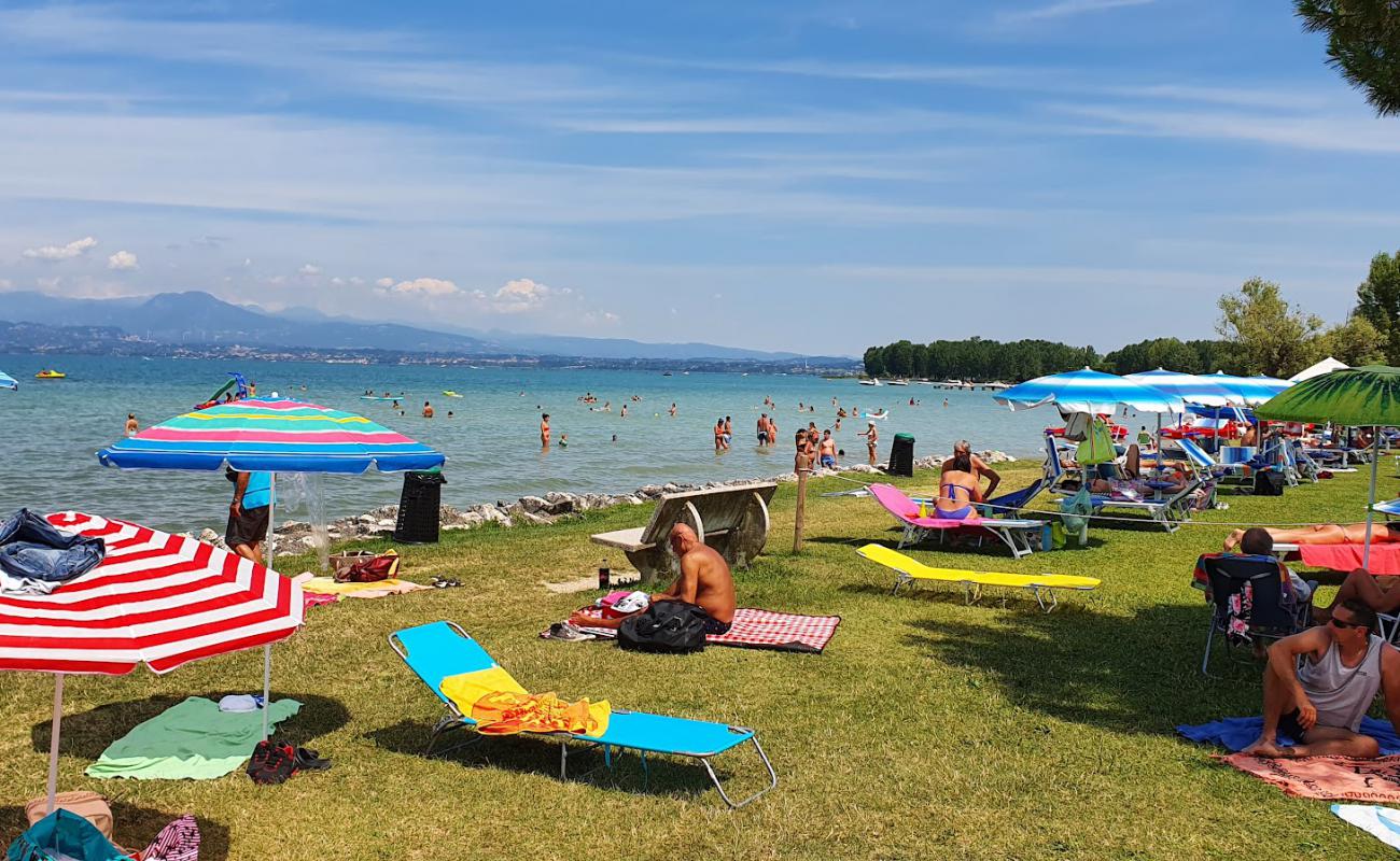Spiaggia Lido di Lugana Sirmione'in fotoğrafı çim yüzey ile