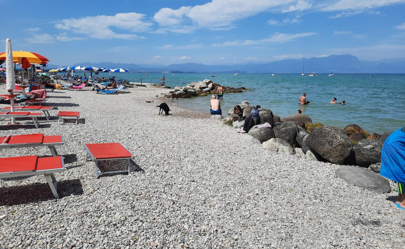 Braccobaldo Beach'in fotoğrafı küçük gri çakıllar yüzey ile