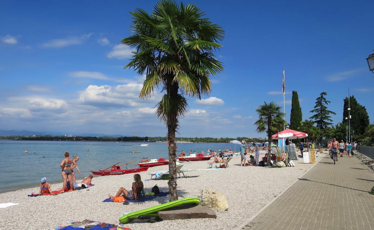 Spiaggia Dei Capuccini'in fotoğrafı küçük gri çakıllar yüzey ile