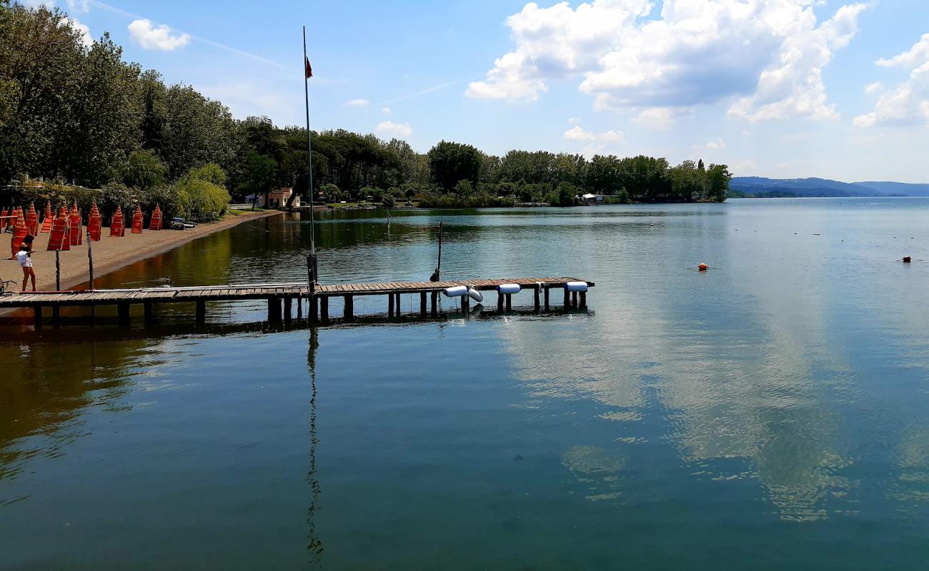 Spiaggia Lago Bolsena'in fotoğrafı parlak kum yüzey ile