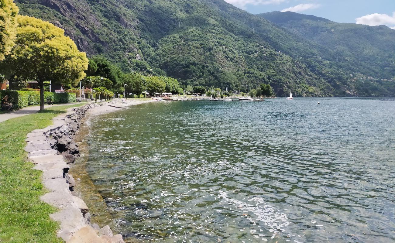 Dervio Beach'in fotoğrafı çim yüzey ile