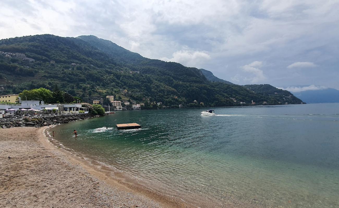 Bellano Beach'in fotoğrafı taşlı kum yüzey ile
