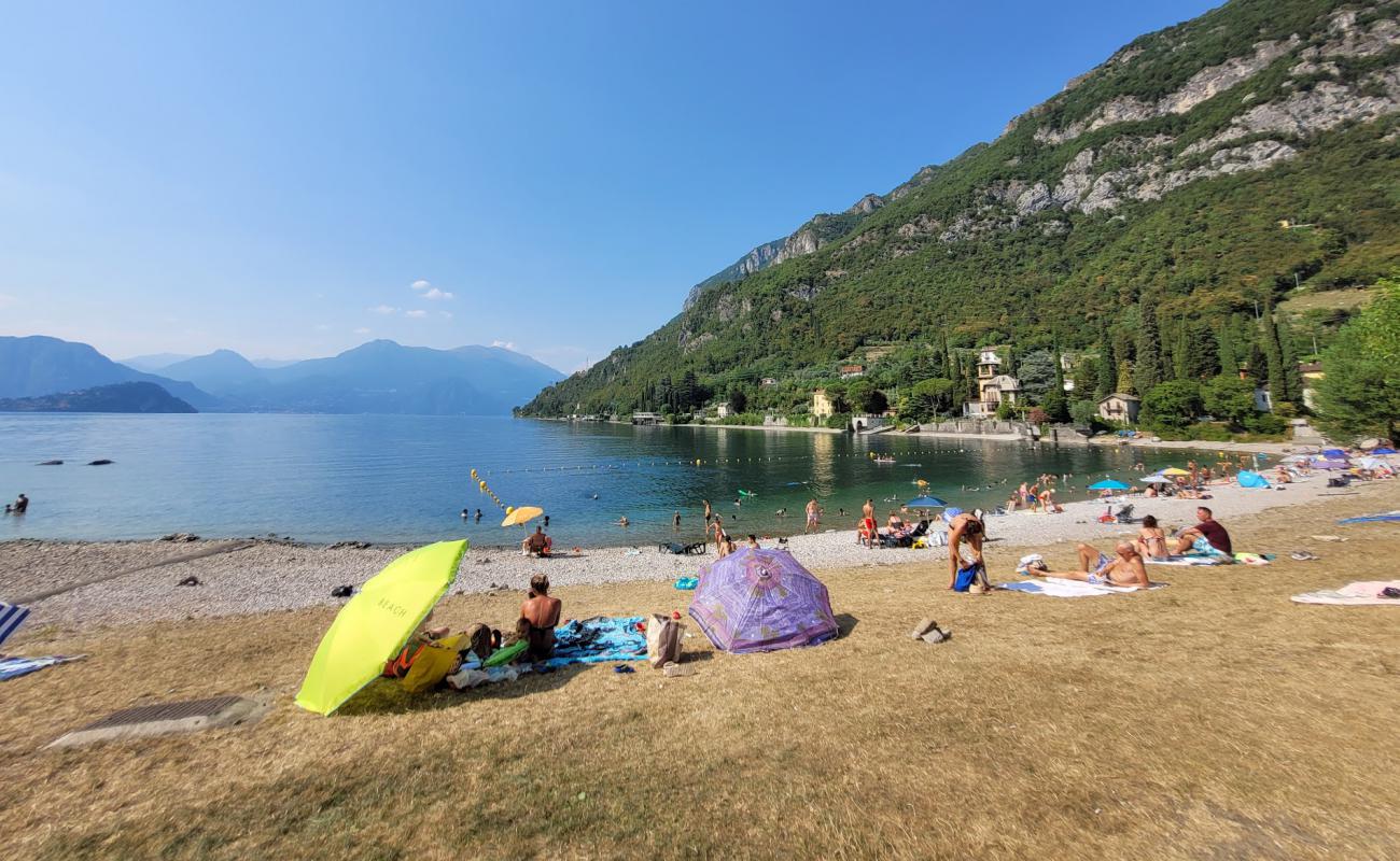 Lierna Plajı'in fotoğrafı gri çakıl taşı yüzey ile