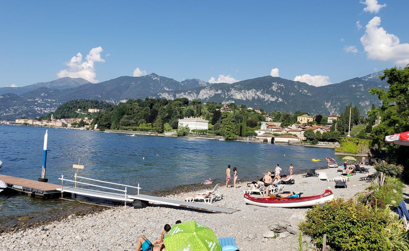 Spiaggia Pubblica di Bellagio'in fotoğrafı gri çakıl taşı yüzey ile