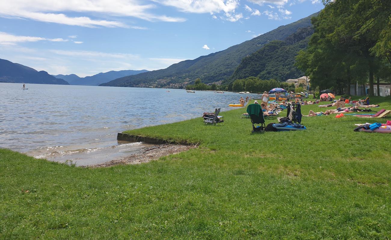 Lido di Dongo Beach'in fotoğrafı çim yüzey ile