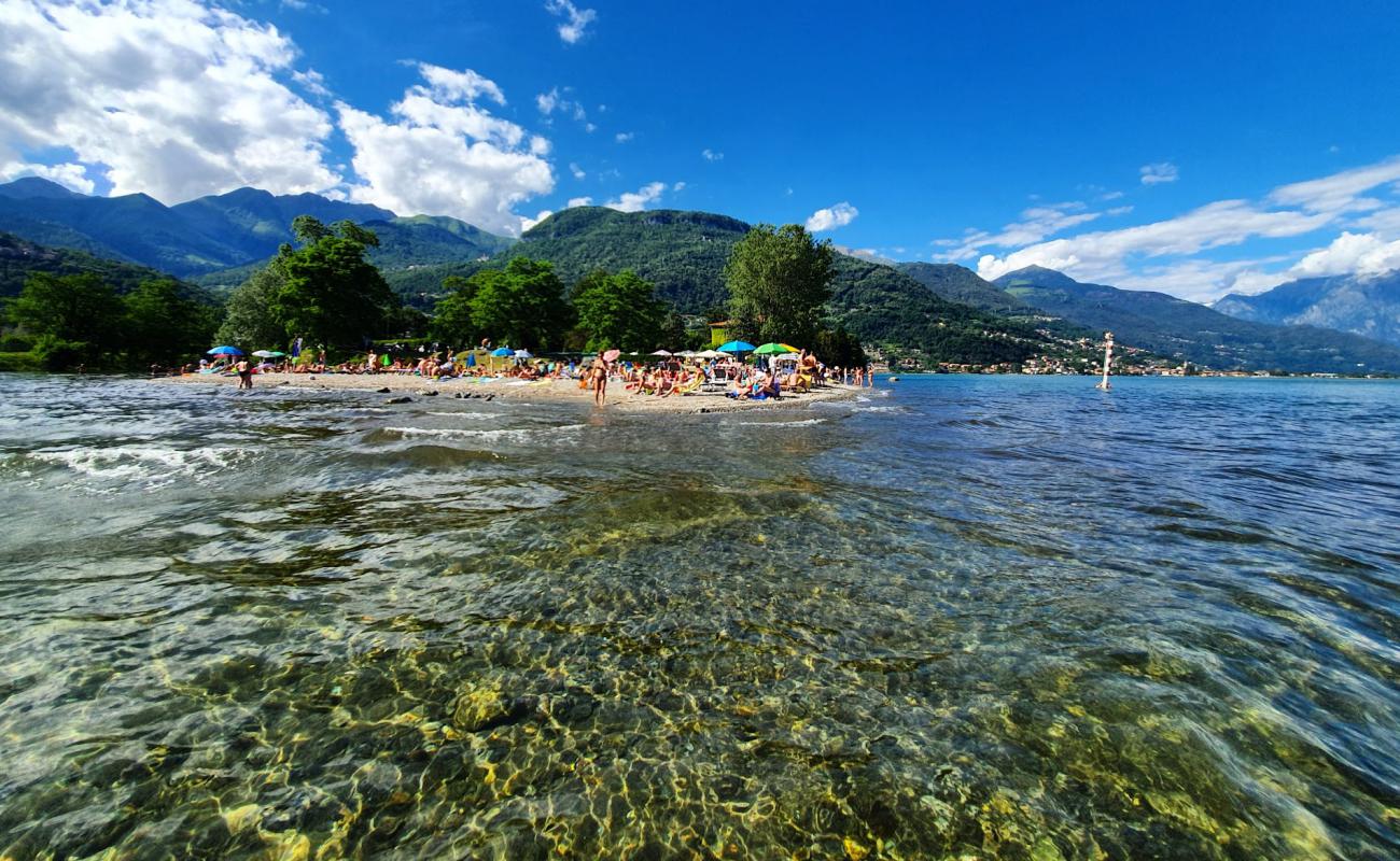 Gravedona Beach'in fotoğrafı gri kum ve çakıllar yüzey ile