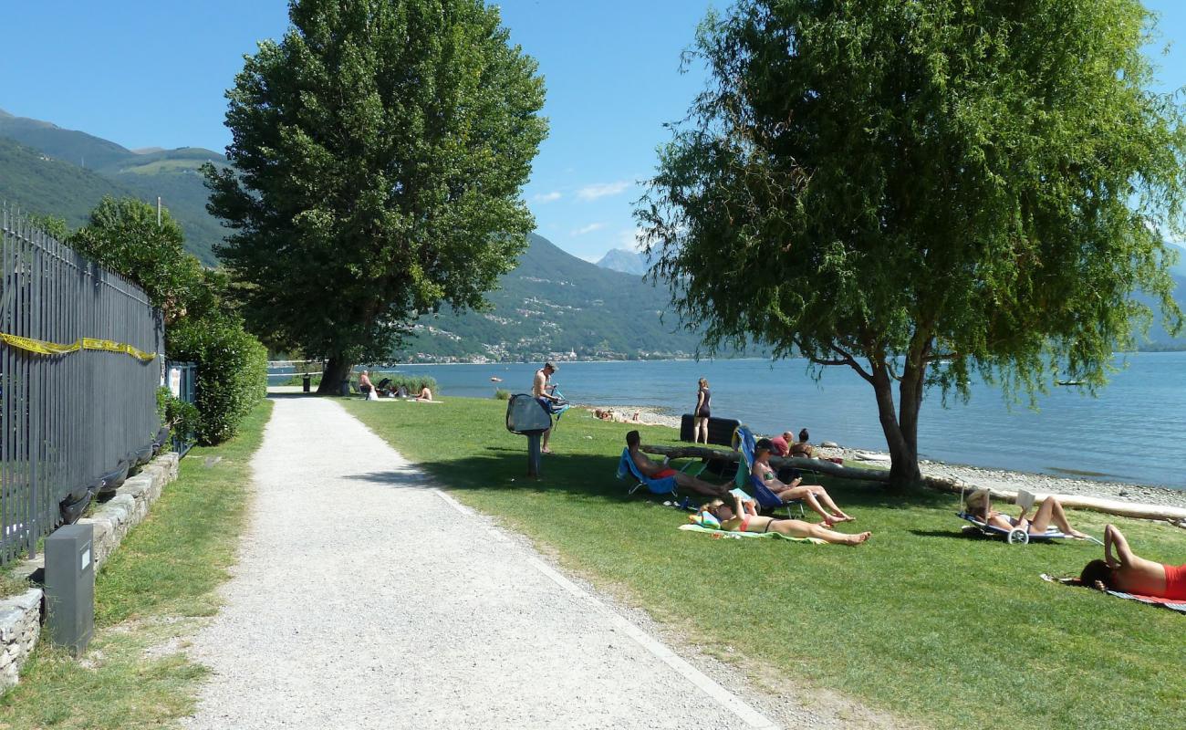 Spiaggia di Domaso'in fotoğrafı gri çakıl taşı yüzey ile