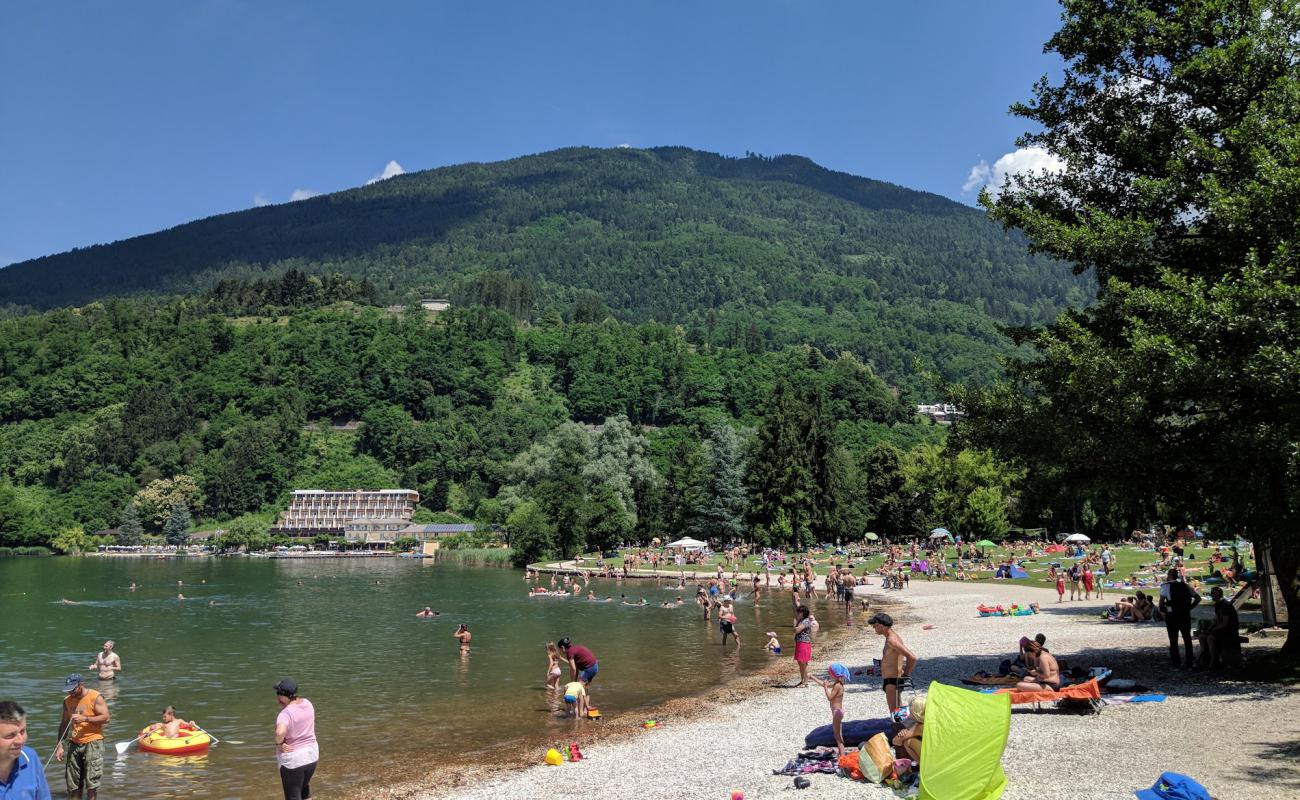 Spiaggia pubblica di Levico'in fotoğrafı küçük bej çakıl yüzey ile