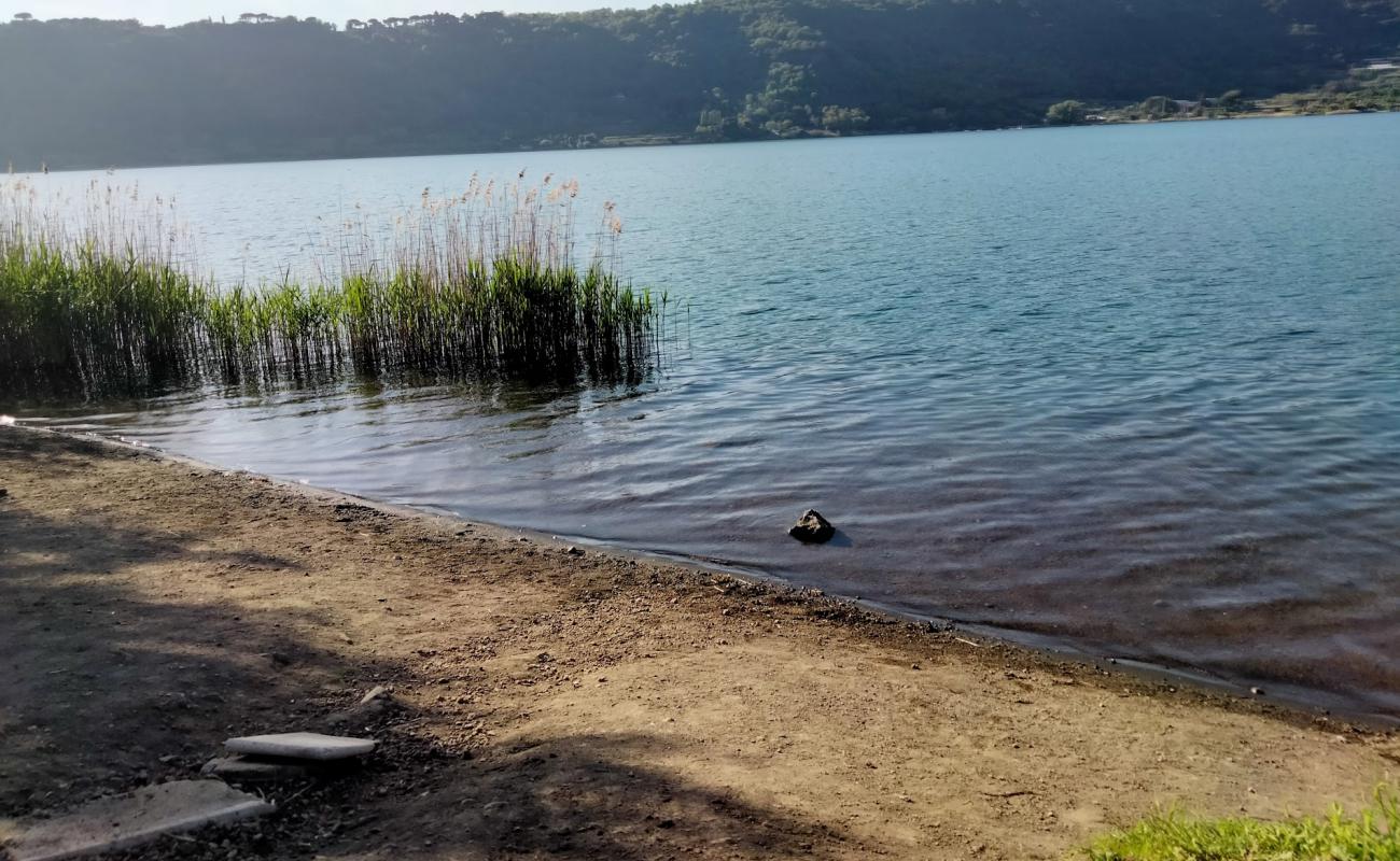 Spiaggia Lago di Nemi'in fotoğrafı parlak kum ve kayalar yüzey ile