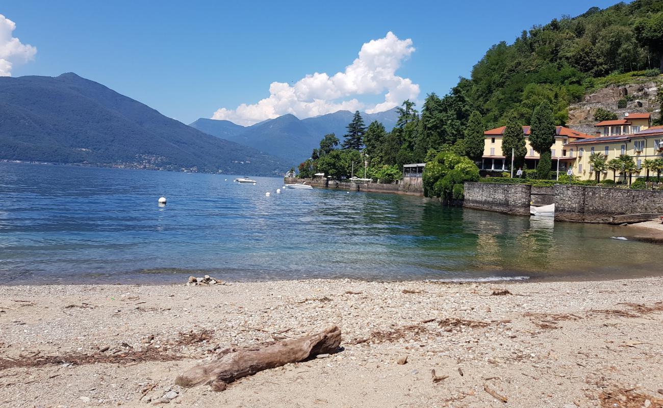 Colmegna Spiaggia'in fotoğrafı gri çakıl taşı yüzey ile