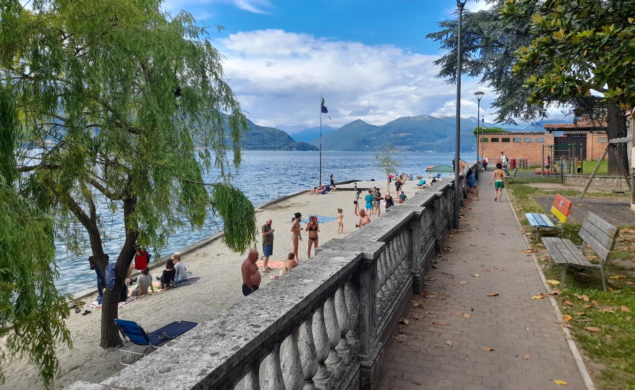 Spiaggia di Porto Valtravaglia'in fotoğrafı gri çakıl taşı yüzey ile