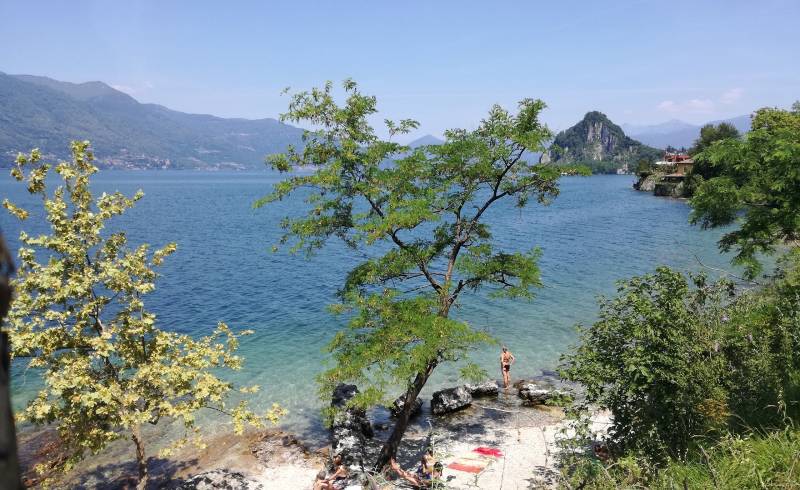 Spiaggia delle Cinque Arcate di Castelveccana'in fotoğrafı kayalık arazi yüzey ile