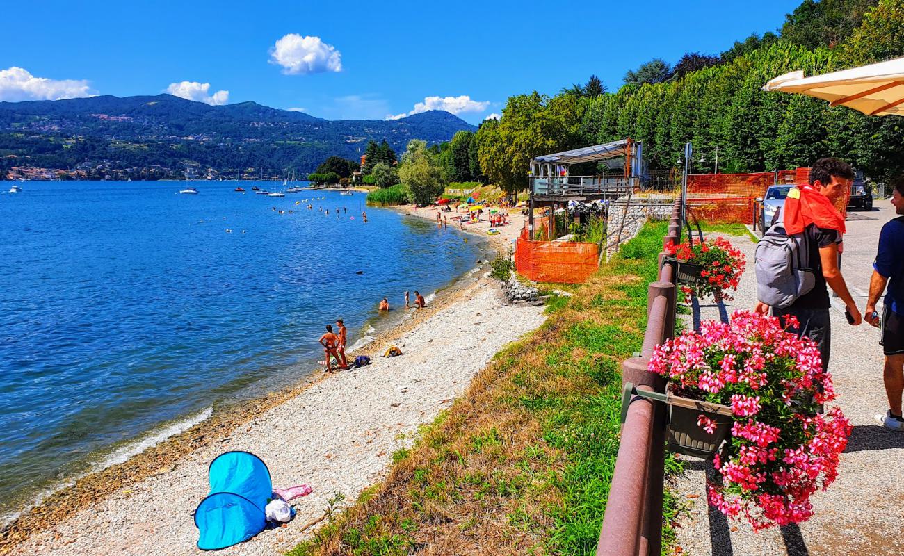 Spiaggia di Angera'in fotoğrafı bej kum ve çakıl yüzey ile