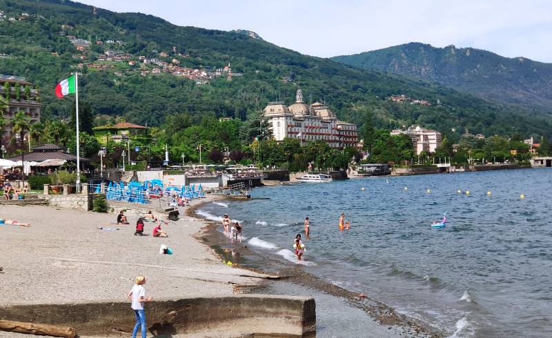 Spiaggia di Stresa'in fotoğrafı hafif çakıl yüzey ile