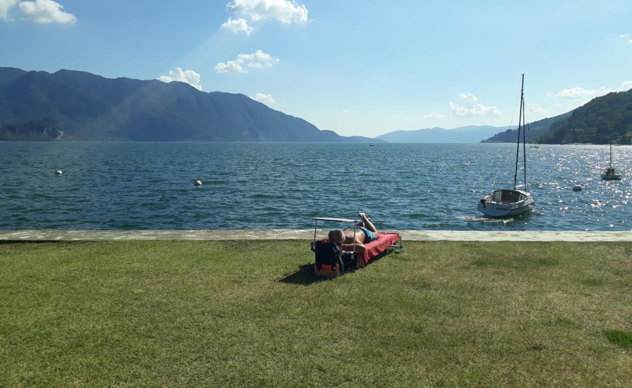 Oggebbio Beach'in fotoğrafı beton kaplı yüzey yüzey ile