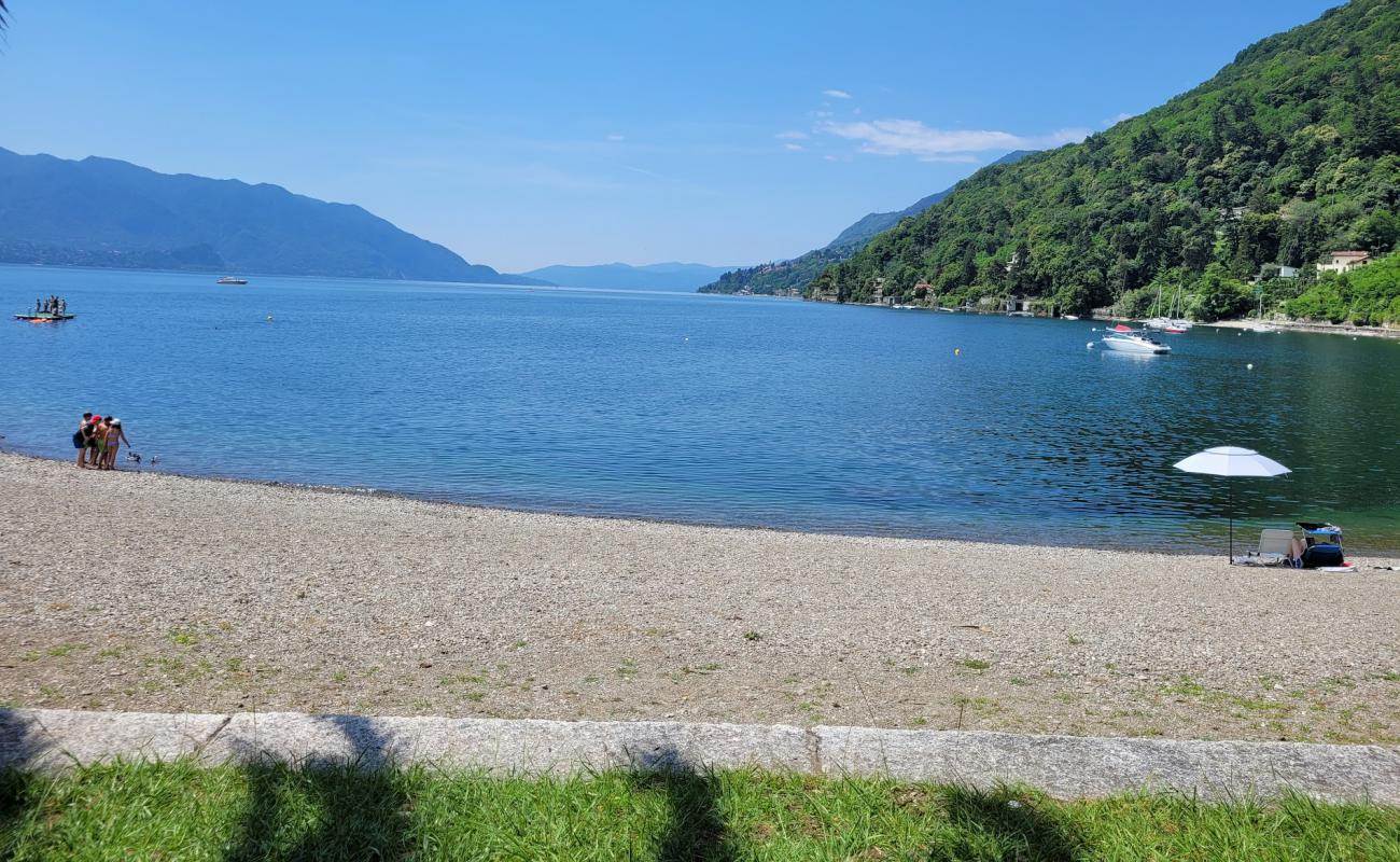 Spiaggia di Cannero'in fotoğrafı gri çakıl taşı yüzey ile