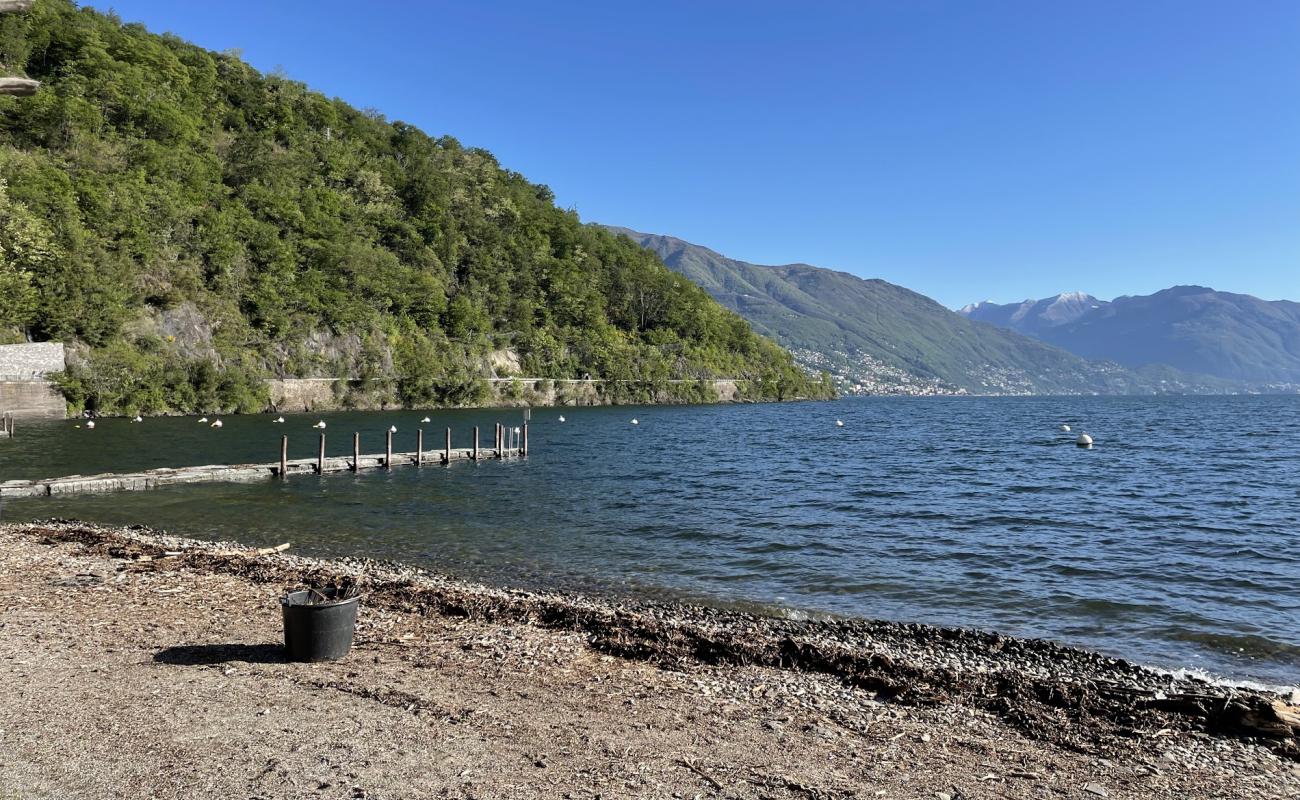 Spiaggia di Cannobio'in fotoğrafı gri çakıl taşı yüzey ile