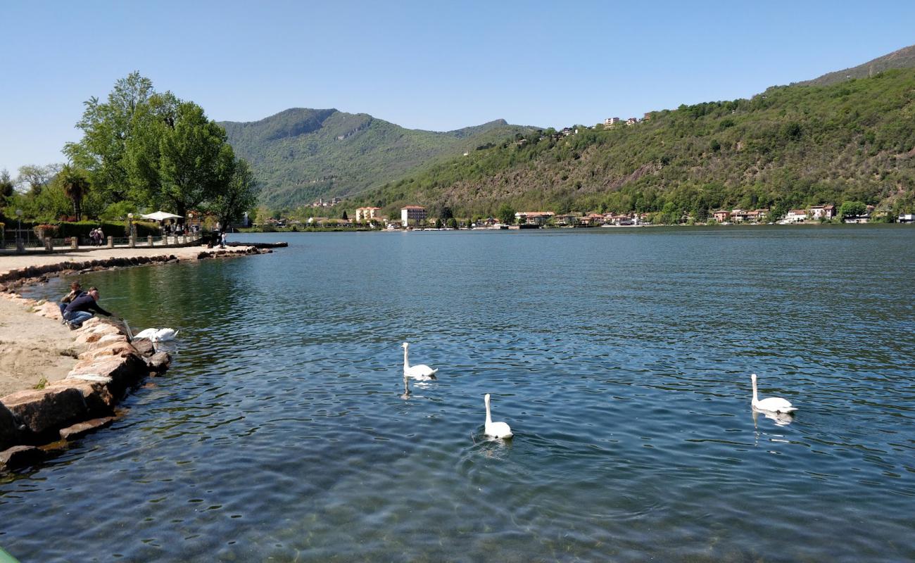 Spiaggia Porto Ceresio'in fotoğrafı gri kum ve çakıllar yüzey ile