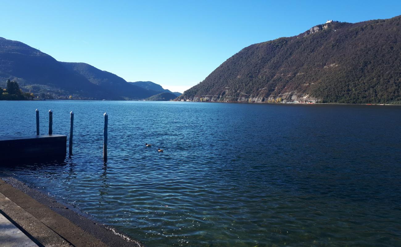 Sale Marasino Beach'in fotoğrafı çim yüzey ile