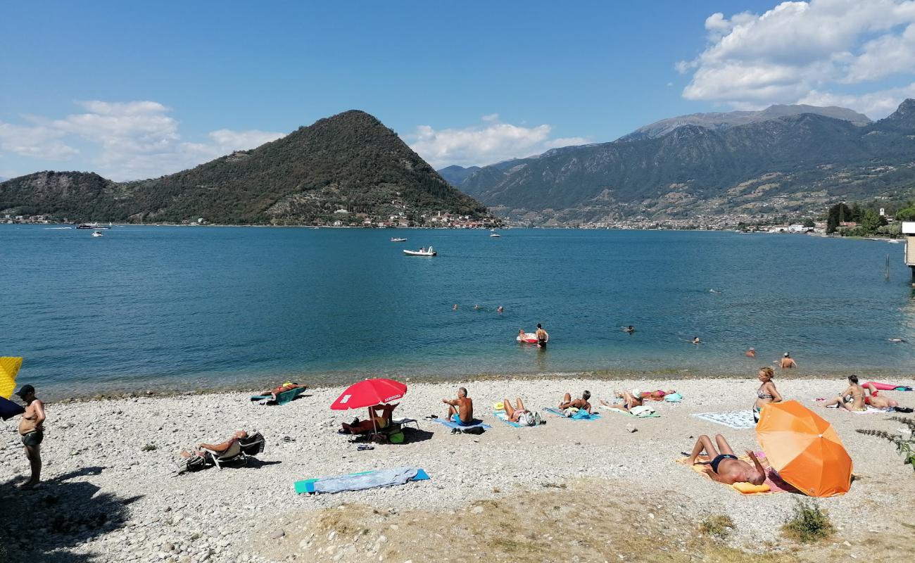 Spiaggia Sulzano'in fotoğrafı gri kum ve çakıllar yüzey ile