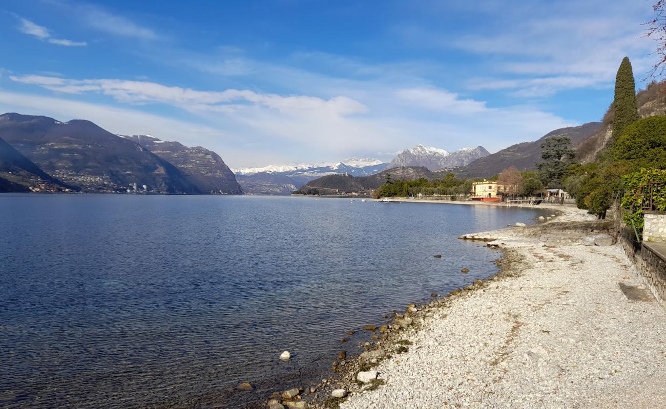 Spiaggia libera Pilzone'in fotoğrafı çim yüzey ile