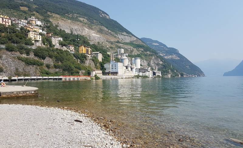 Spiaggetta pubblica'in fotoğrafı bej çakıl yüzey ile