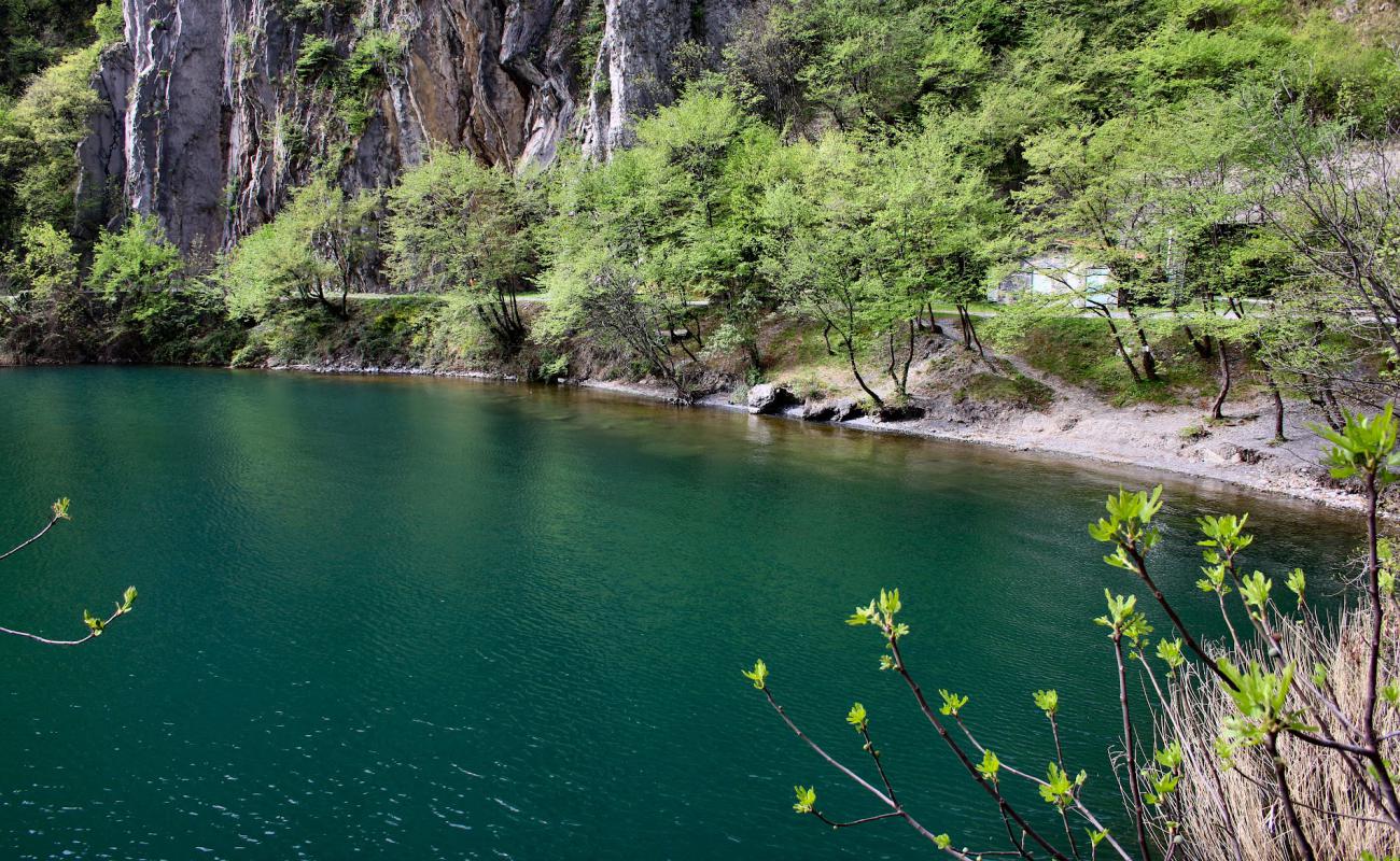 Spiaggia Bogn di Zorzino'in fotoğrafı gri çakıl taşı yüzey ile