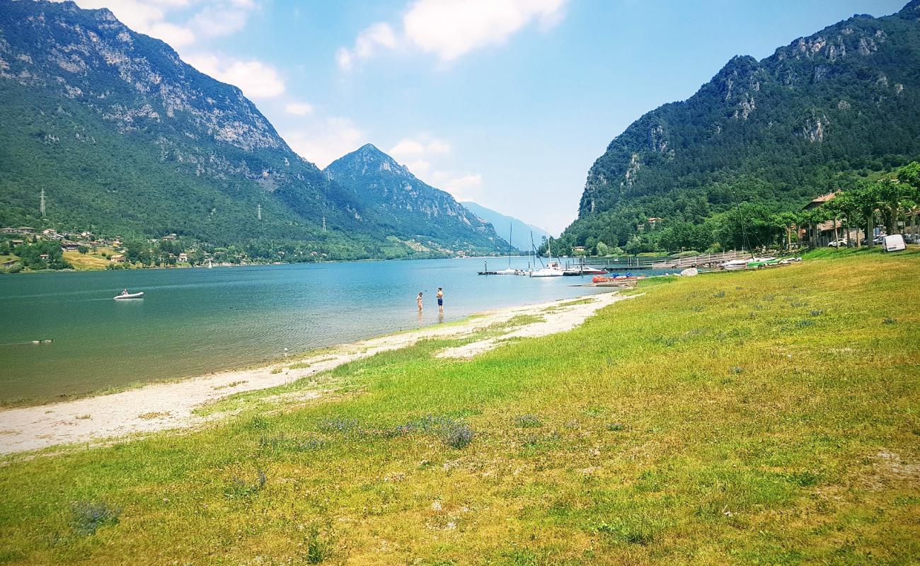 Spiaggia di Vesta'in fotoğrafı gri ince çakıl taş yüzey ile