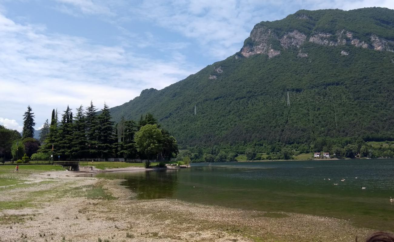 Togni Beach'in fotoğrafı çim yüzey ile