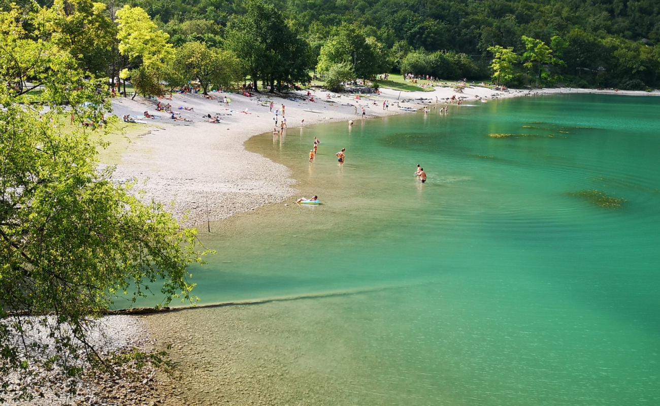 Lago Morto Plajı'in fotoğrafı çim yüzey ile