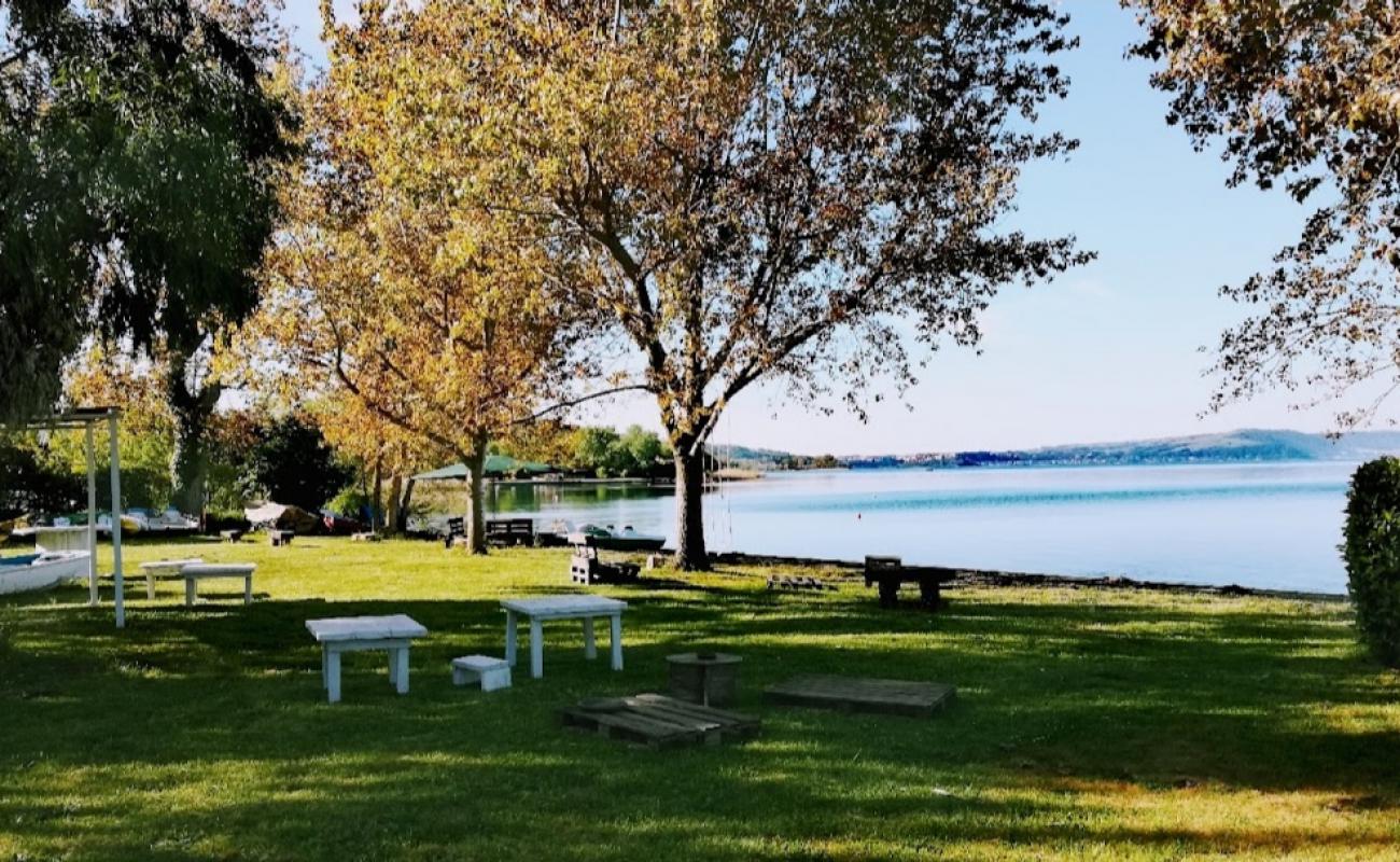 Lungolago di Polline'in fotoğrafı gri kum yüzey ile