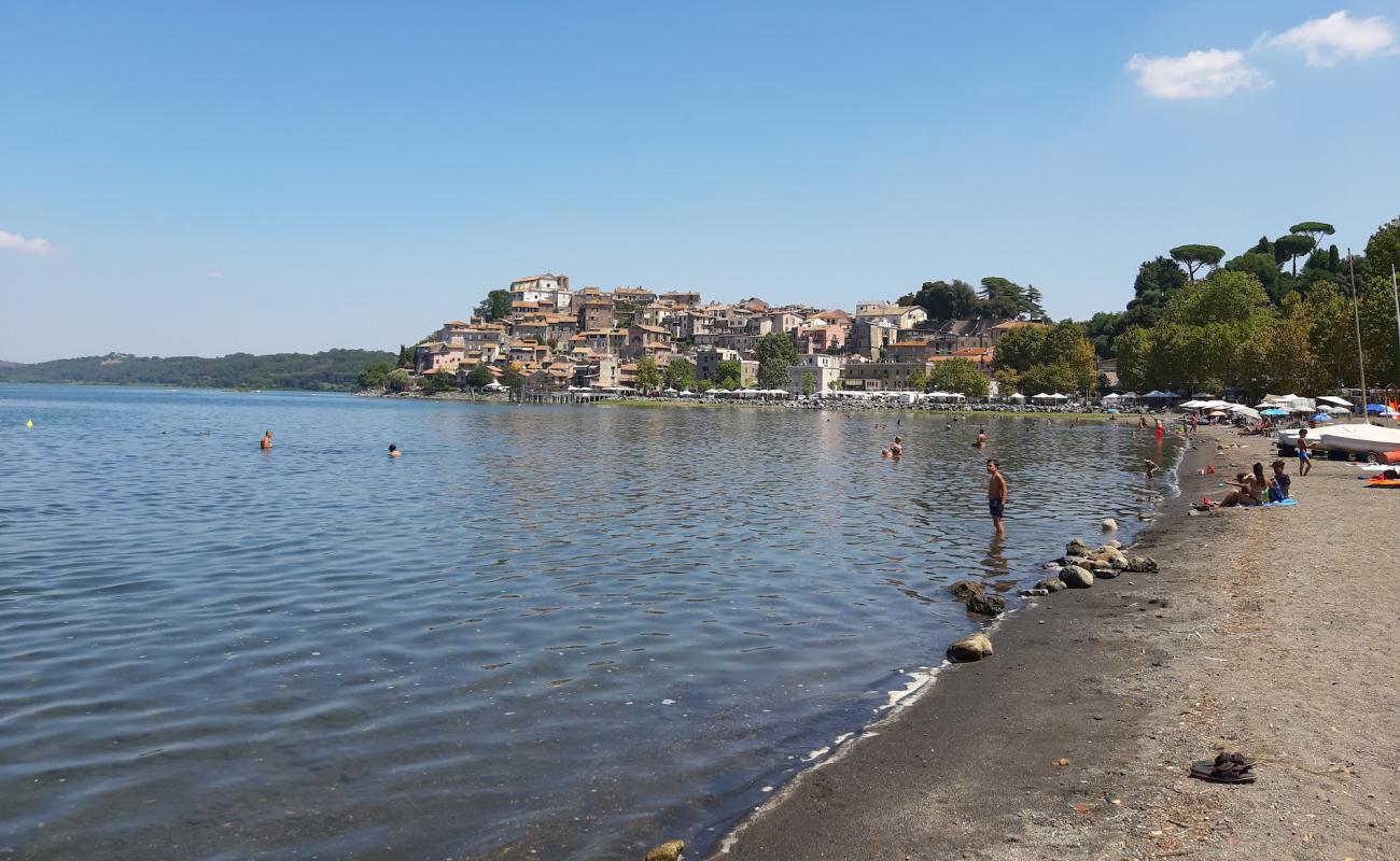 Spiaggia Libera'in fotoğrafı siyah kum ve çakıl yüzey ile