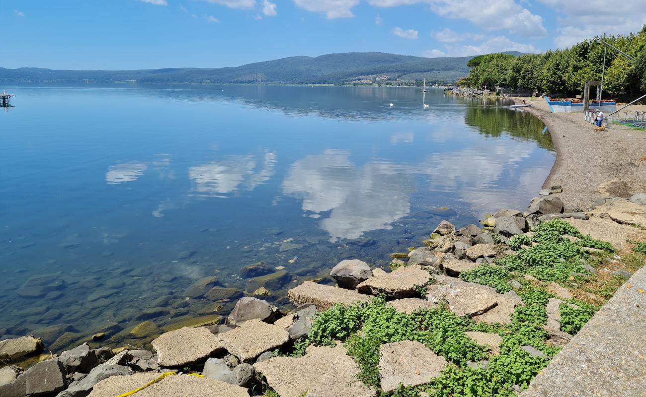 Spiaggia di Trevignano Romano'in fotoğrafı gri ince çakıl taş yüzey ile