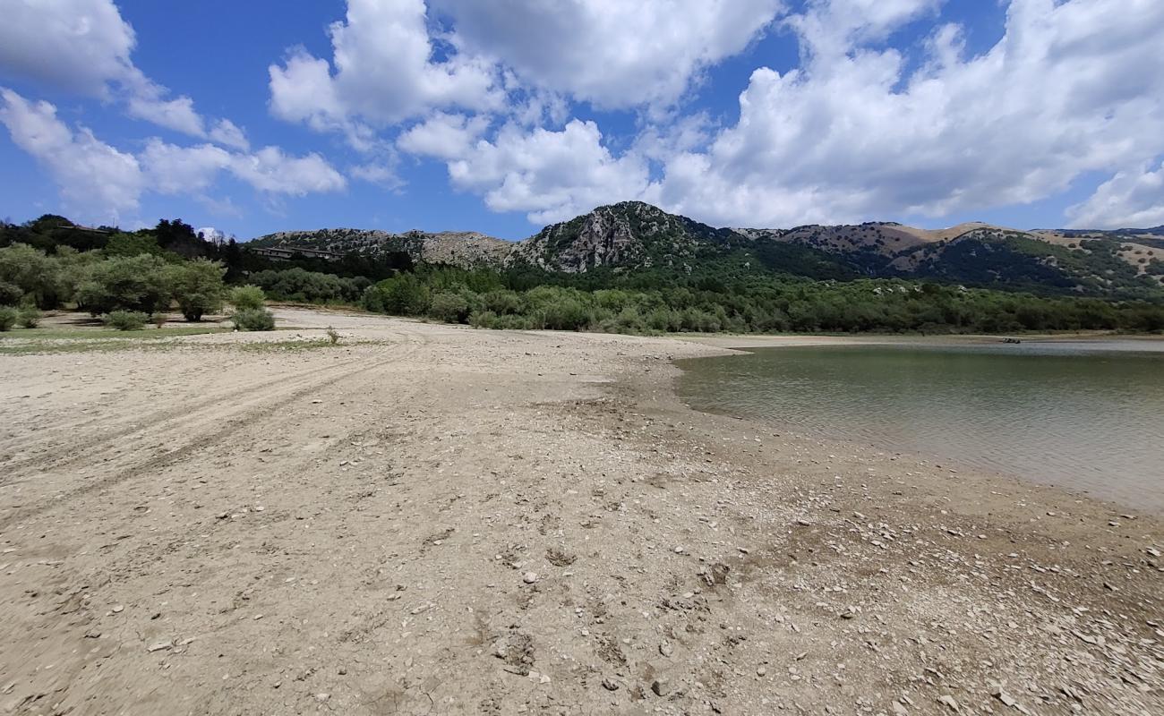 Spiaggia de Lago di Gallo'in fotoğrafı bej kum ve çakıl yüzey ile