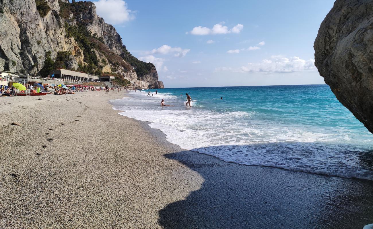 Spiaggia dei Saraceni'in fotoğrafı hafif ince çakıl taş yüzey ile