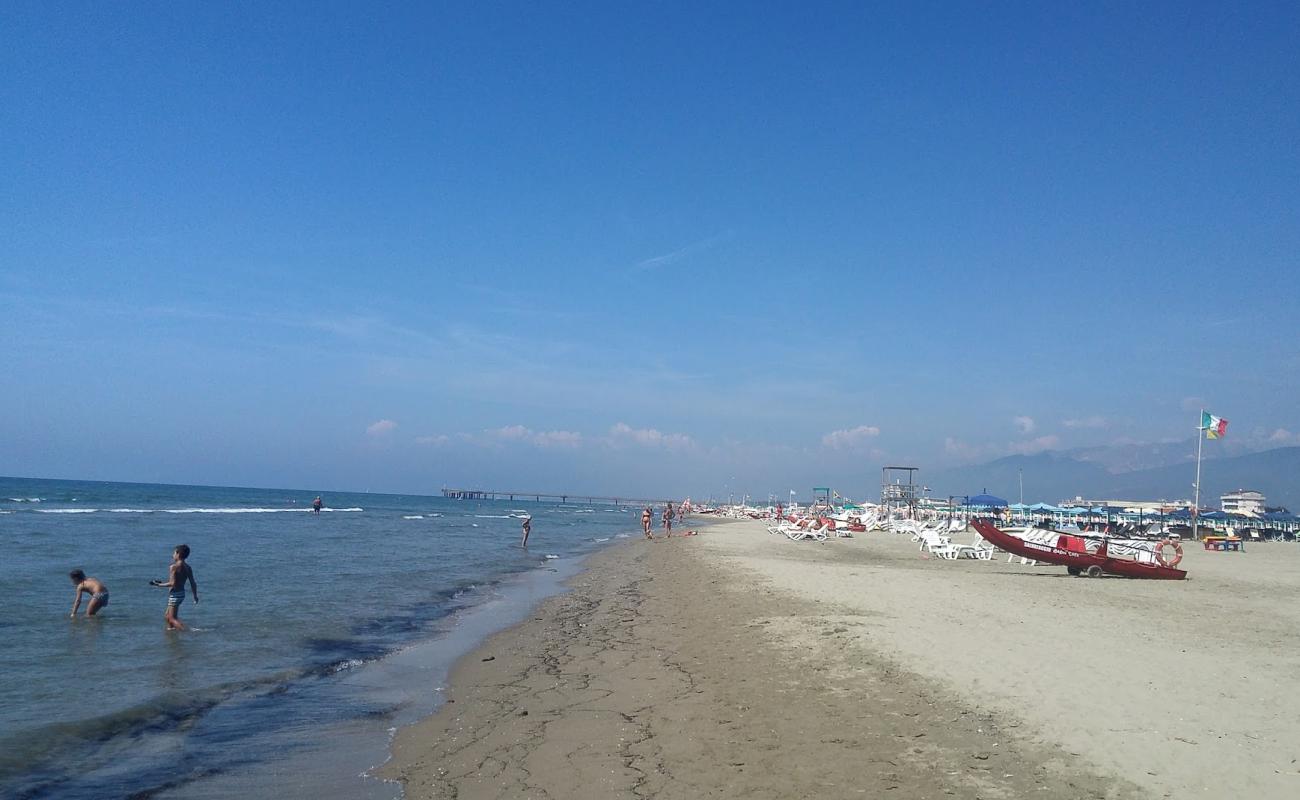 Spiaggia Marina di Pietrasanta'in fotoğrafı i̇nce bej kum yüzey ile