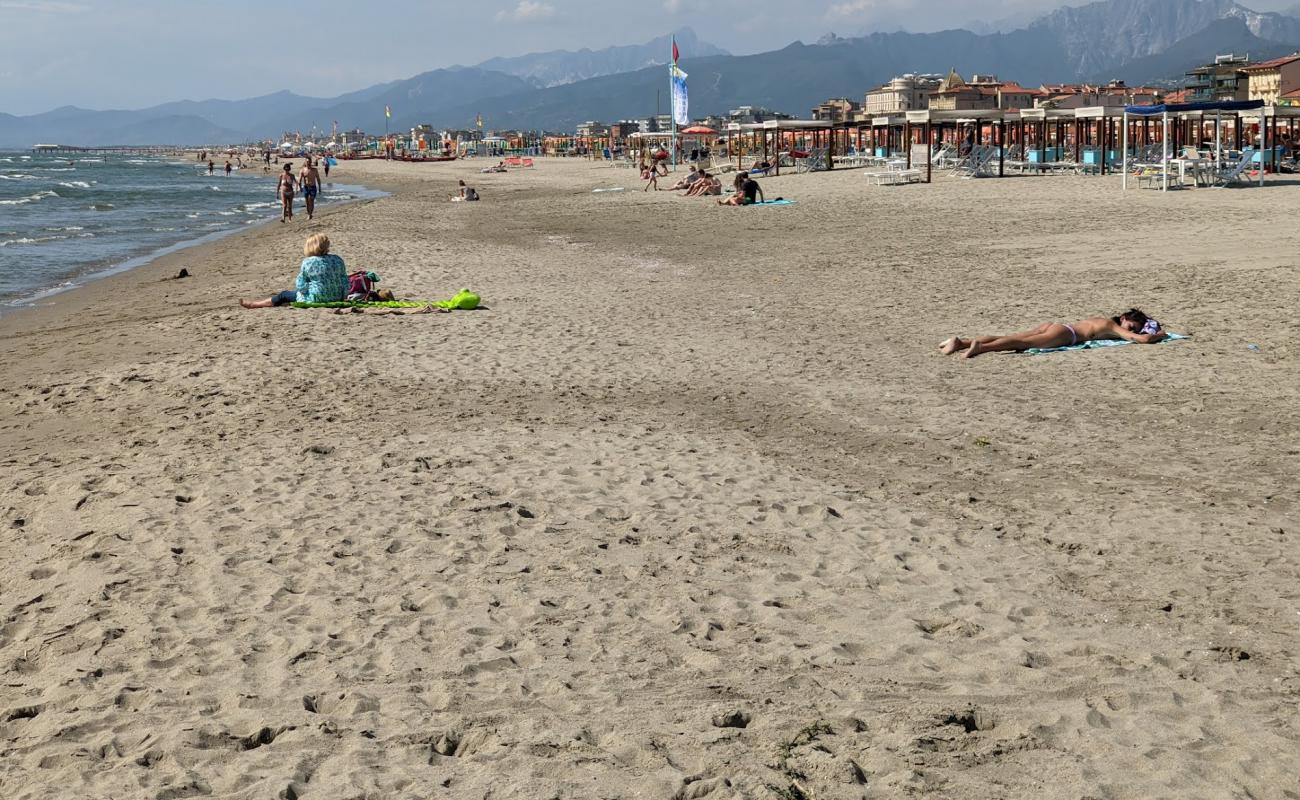 Spiaggia Lido di Camaiore'in fotoğrafı parlak ince kum yüzey ile