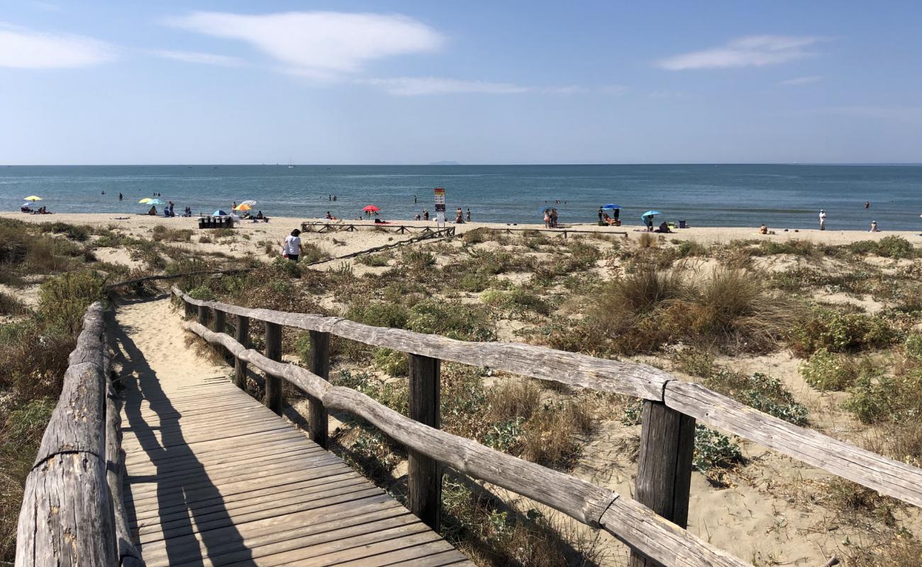 Spiaggia Libera Tirrenia'in fotoğrafı açık bej kum yüzey ile