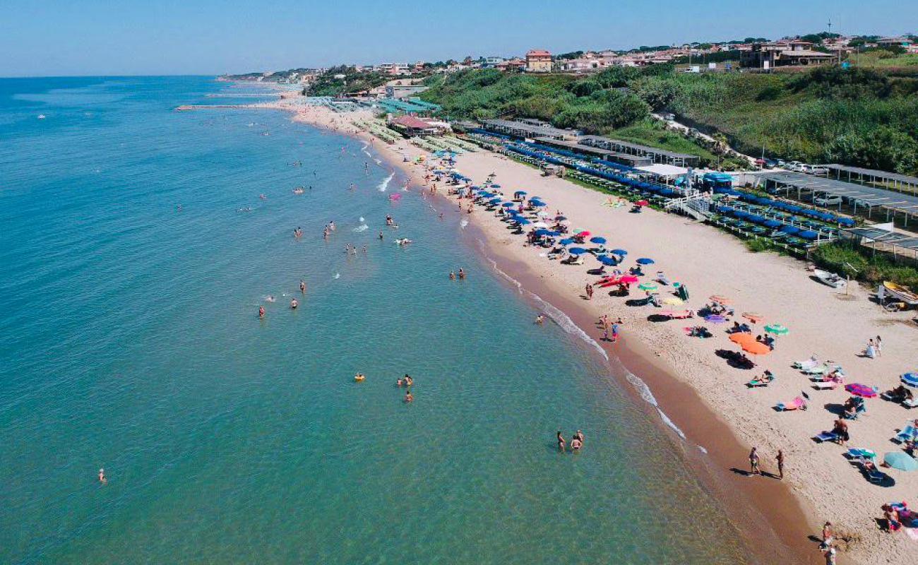 Marechiaro Plajı'in fotoğrafı parlak kum yüzey ile