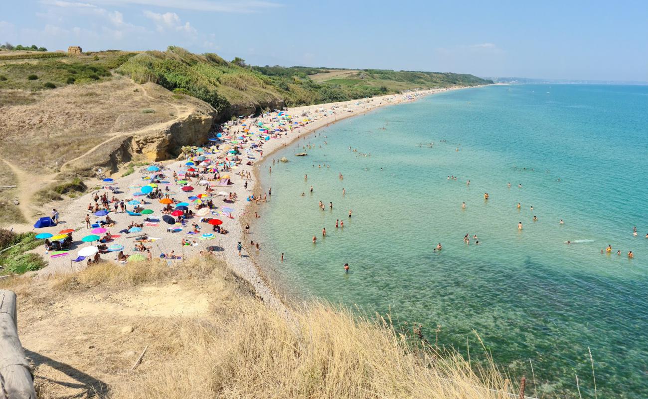 Spiaggia di Punta Aderci'in fotoğrafı gri çakıl taşı yüzey ile