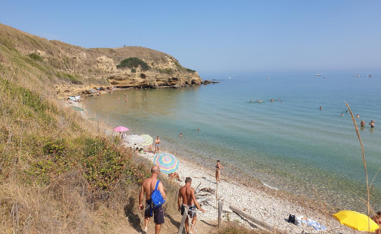 Spiaggia dei Libertini'in fotoğrafı gri kum ve çakıl yüzey ile