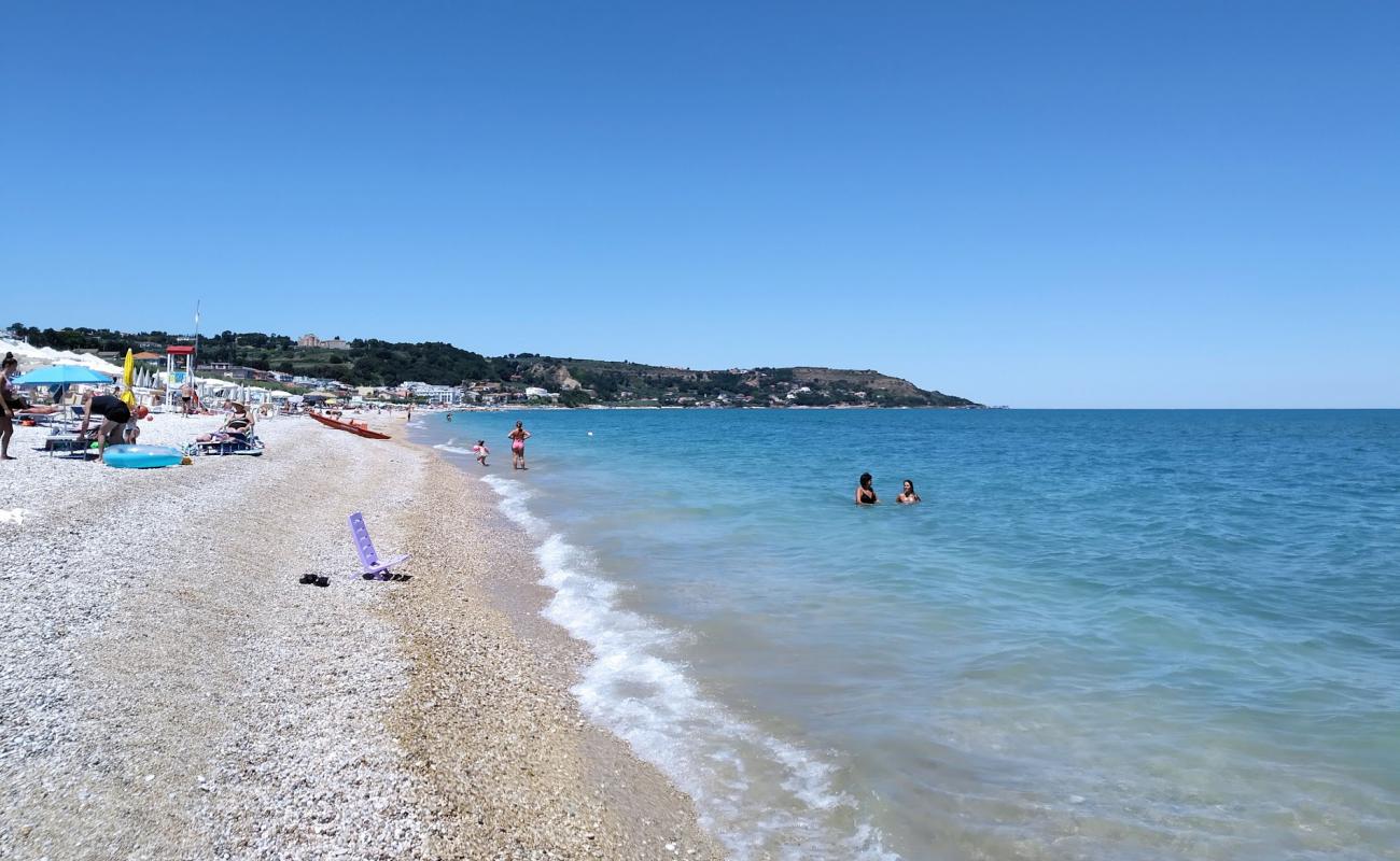 Spiaggia di Fossacesia Marina'in fotoğrafı gri çakıl taşı yüzey ile