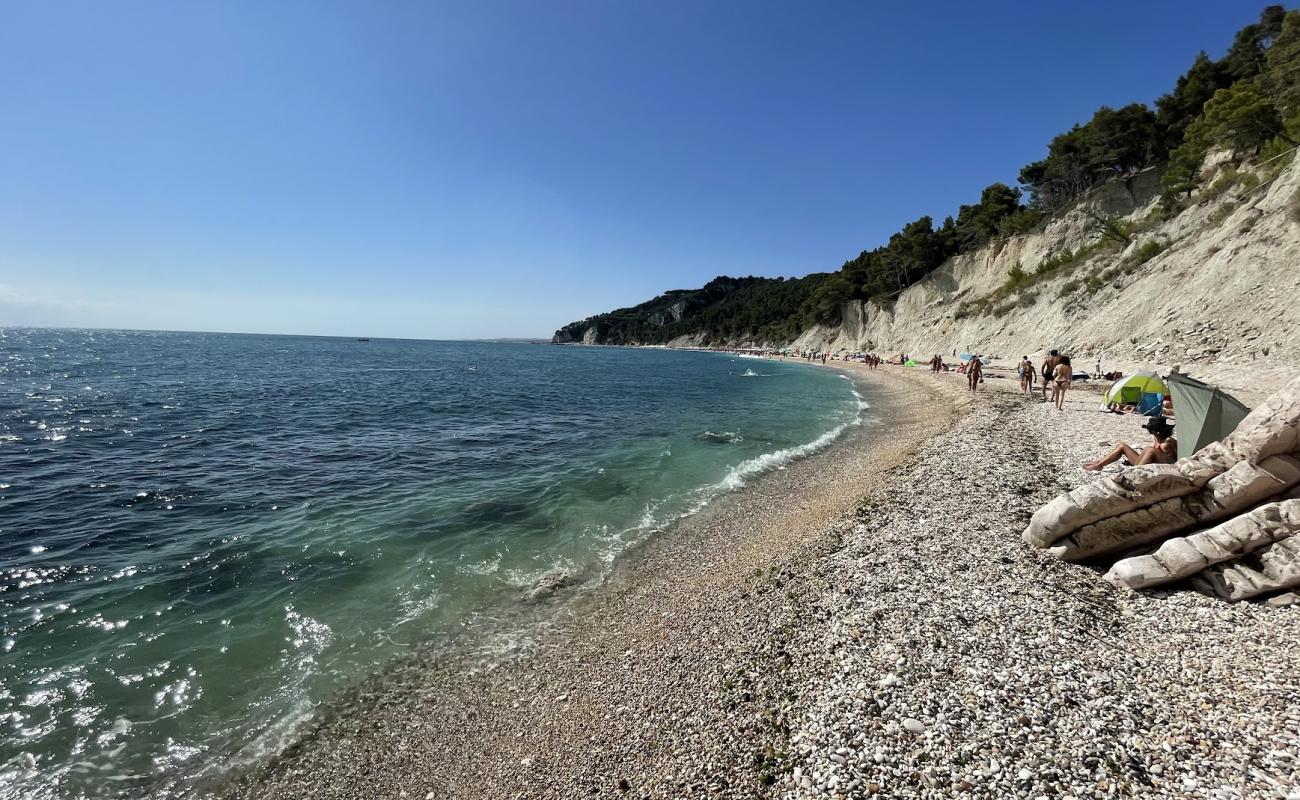 Spiaggia Sassi Neri'in fotoğrafı küçük bej çakıl yüzey ile