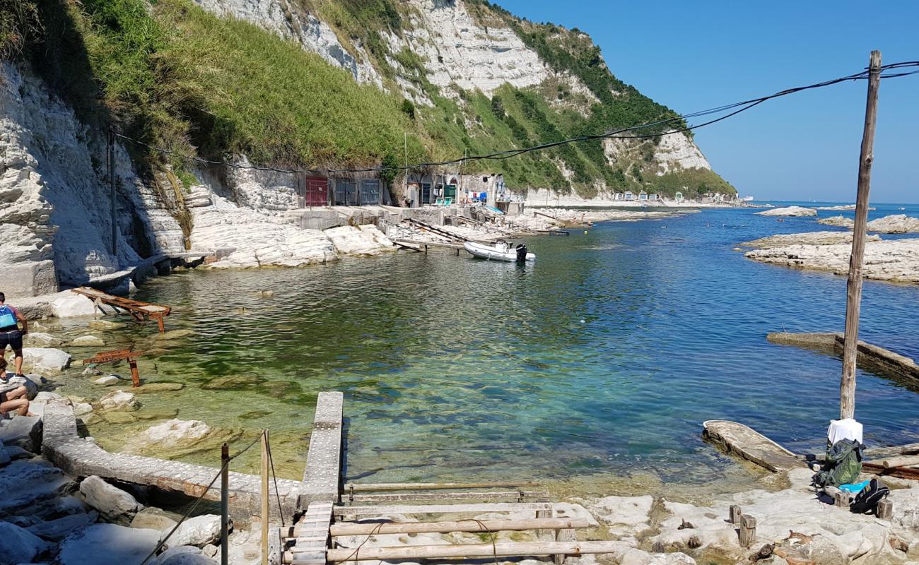 Spiaggia della Scalaccia'in fotoğrafı rocky shore yüzey ile