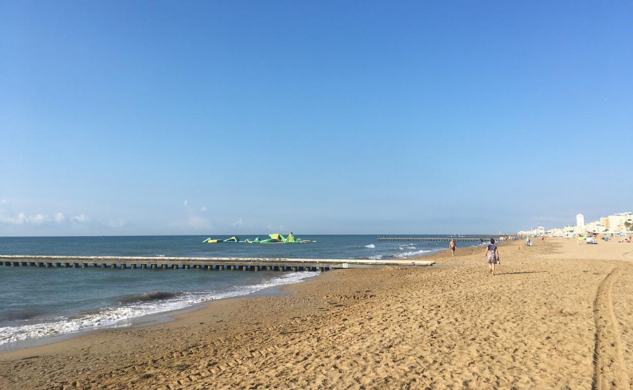 Özgür Jesolo Plajı'in fotoğrafı açık bej kum yüzey ile
